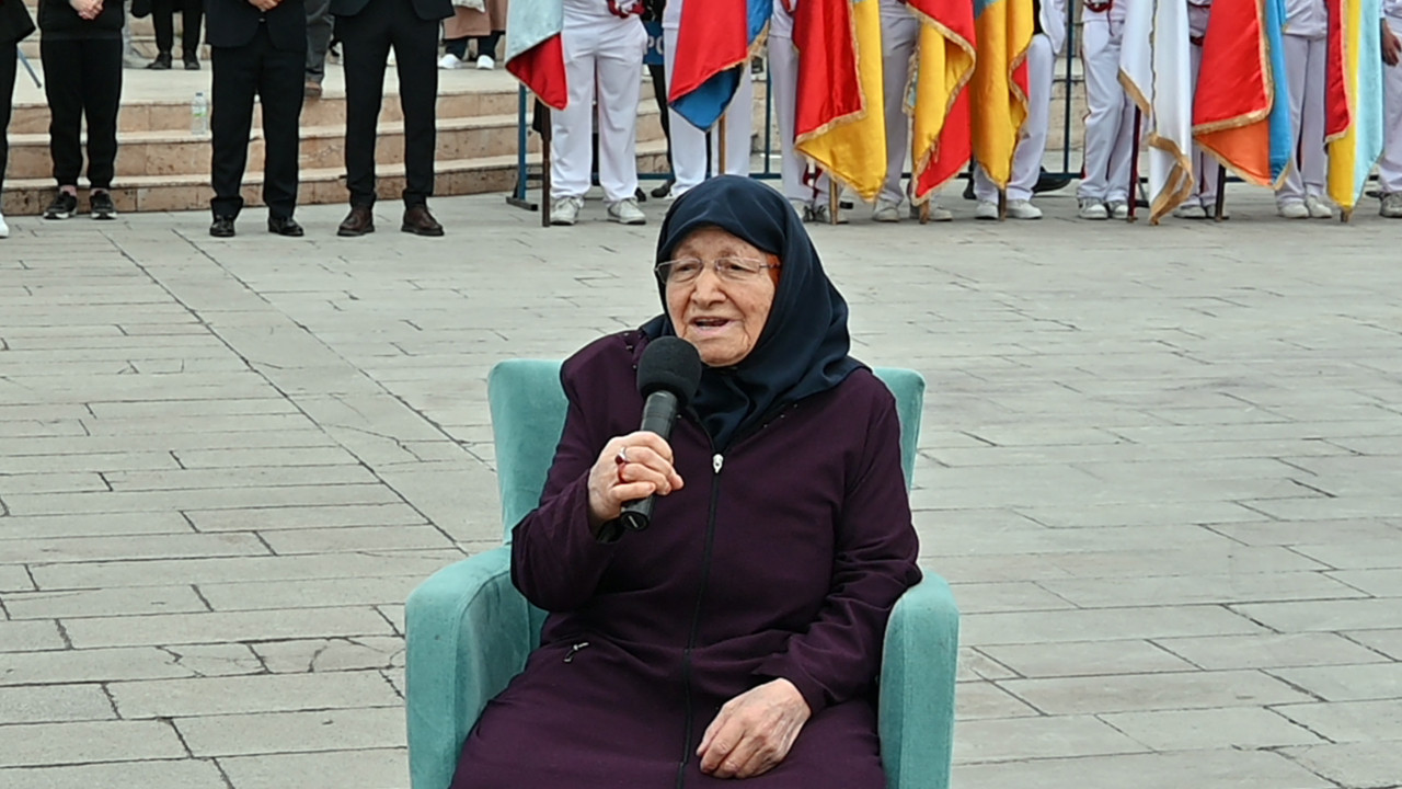 76 yıl sonra aynı yerde aynı şiiri okudu