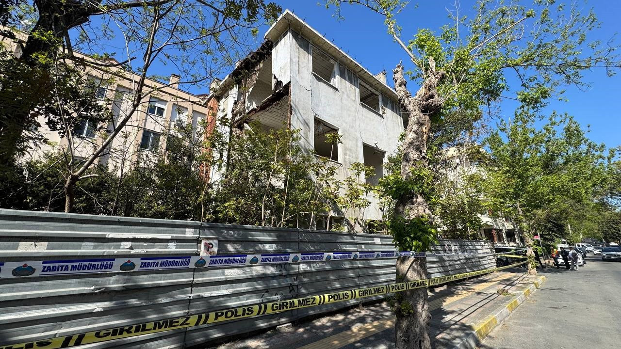Bakırköy’de metruk bina çöktü