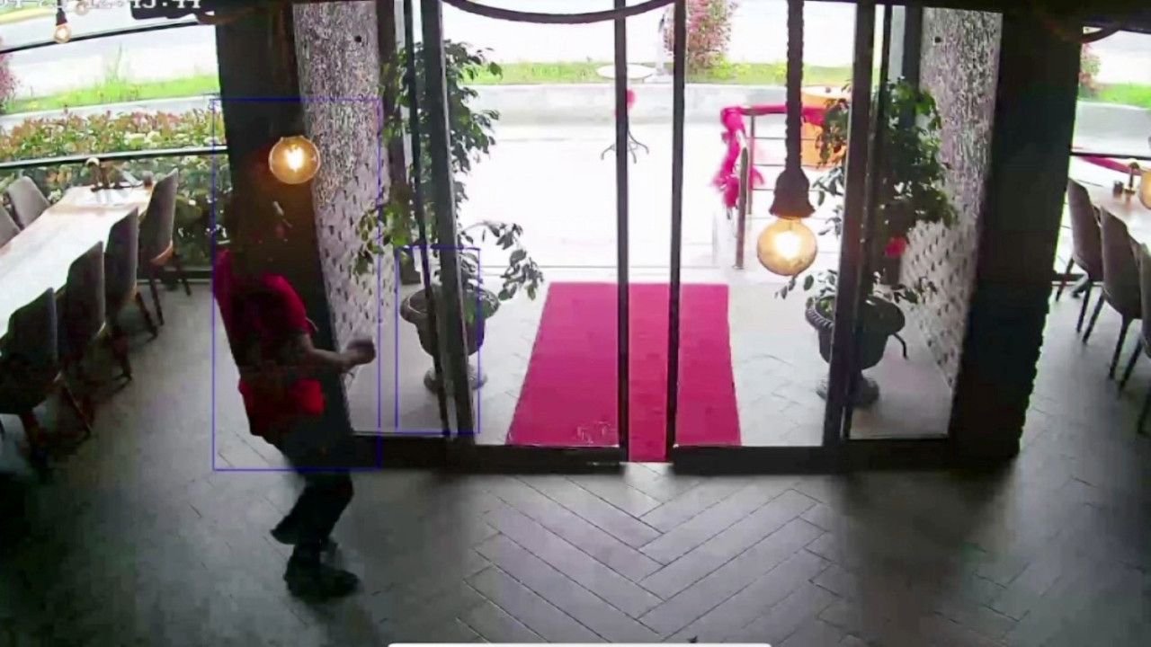 Depremden elinde çay bardağıyla kaçtı, çıkınca yudumladı