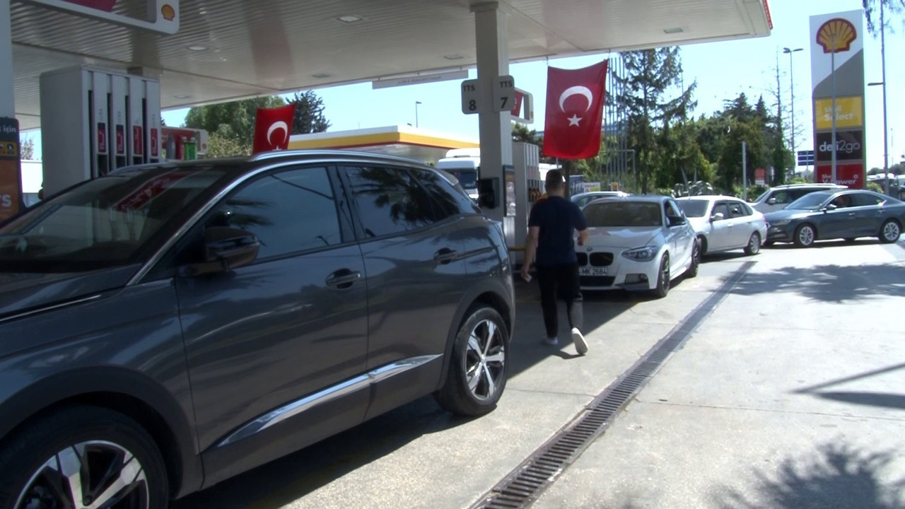 Depremden sonra benzin istasyonlarında kuyruk