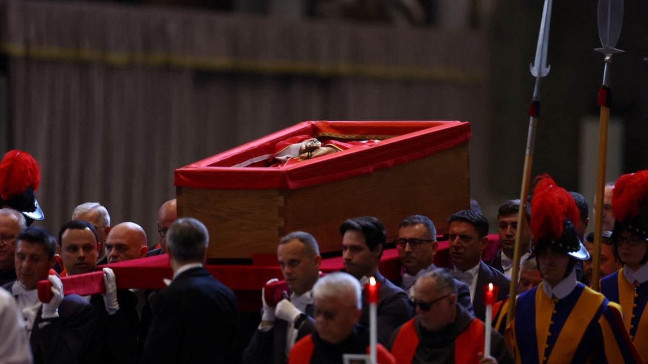 Papa'nın naaşı Aziz Petrus Bazilikası'na götürüldü