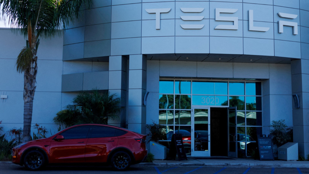 Tesla'nın net kârı çakıldı