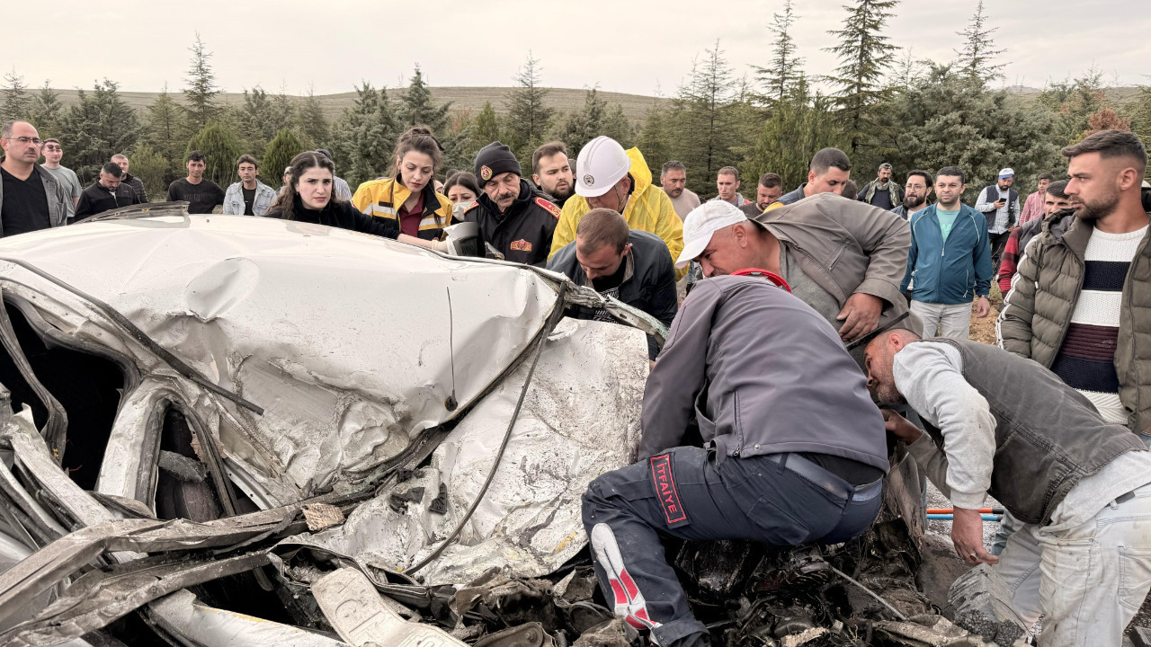 TIR'la çarpışan otomobil kağıt gibi ezildi: 1 ölü, 1 yaralı