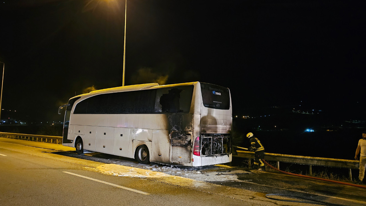 Turistleri taşıyan otobüs yandı, faciadan dönüldü
