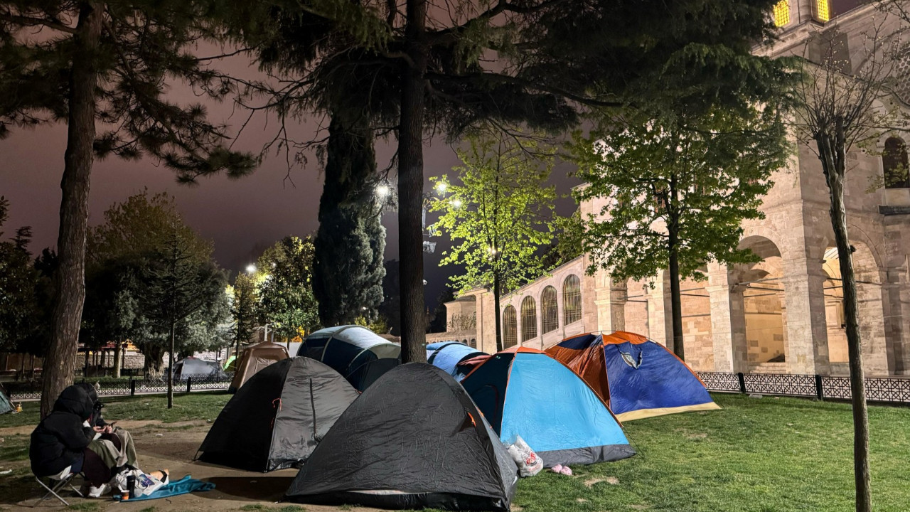 100 bin kişi okul ve camilerde sabahladı