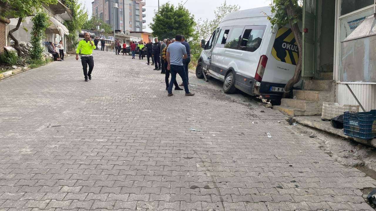 Osmaniye'de öğrenci servisi ile otomobil çarpıştı: 11 yaralı