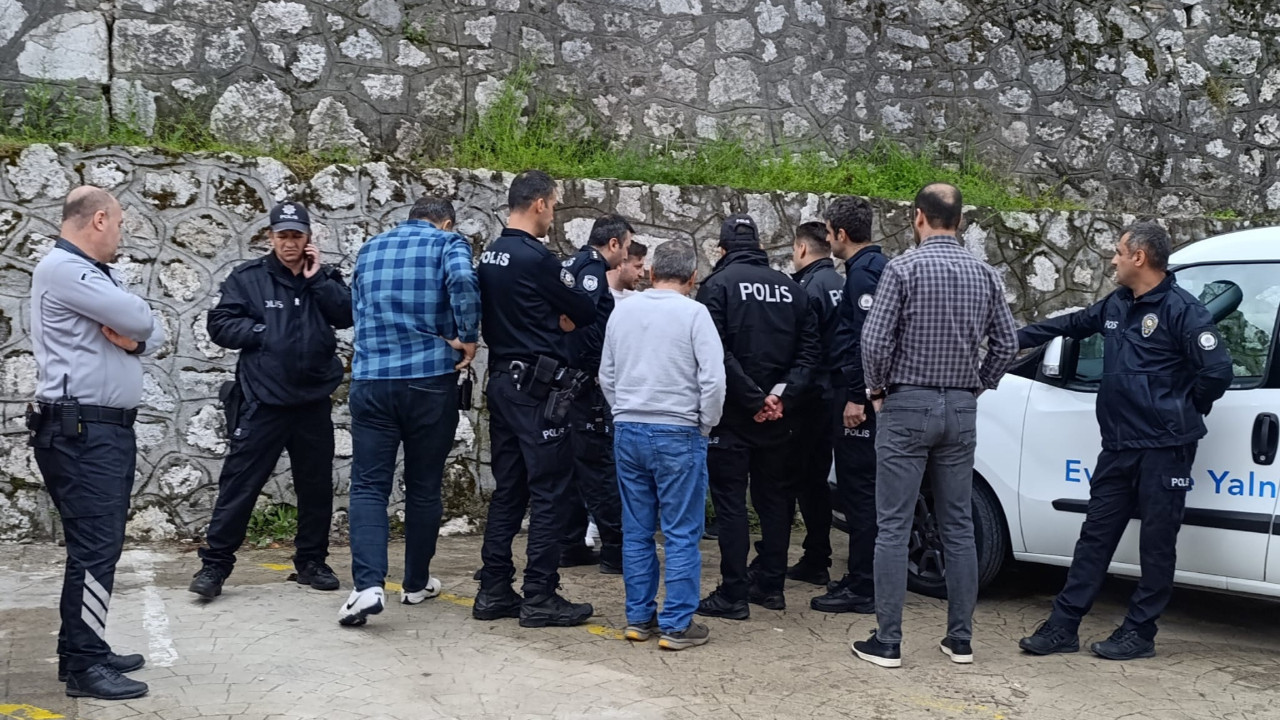 Barışma teklifine olumsuz yanıt aldı, kendini karnından bıçakladı