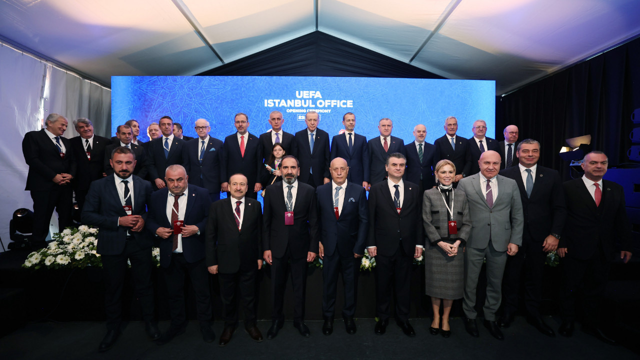 Futbolcuları tokalaşmaz, onlar omuz omuza!