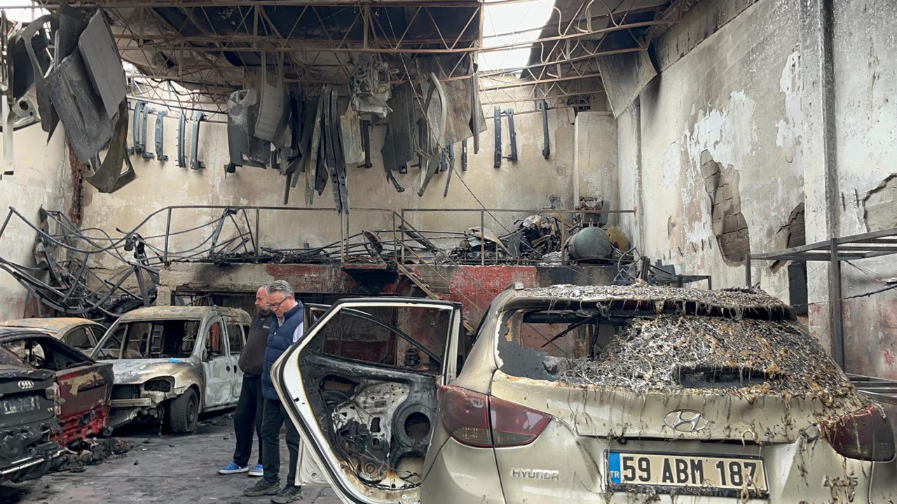 Tamirhane alevlere teslim oldu: 6 araç küle döndü
