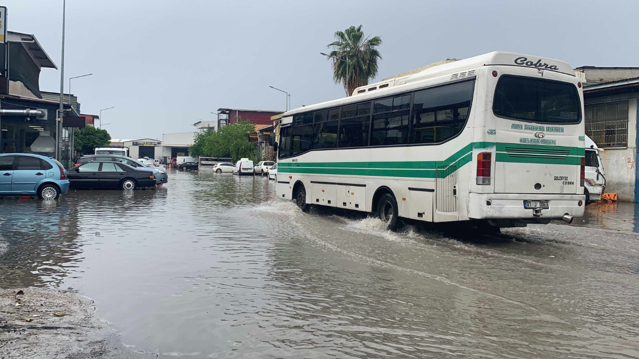 Adana'yı sağanak vurdu