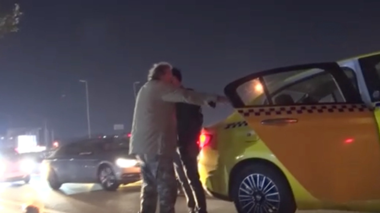 Alkollü genç sarhoş babasını ikna etmeye çalıştı, trafik durdu: 'Manyak mısın'