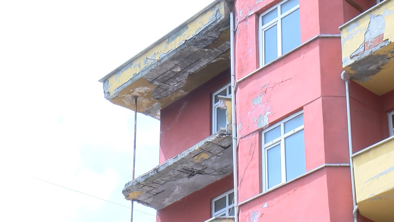 Balkon, kaldırıma uçtu
