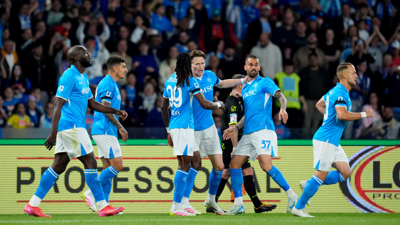 Napoli fırsatı kaçırmadı, bitime dört hafta kala zirveye oturdu!