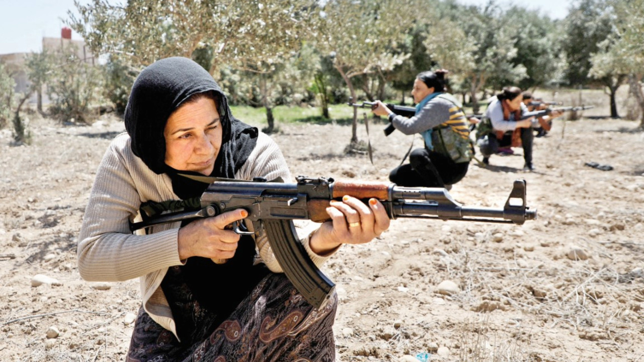 'Silah bıraksın' denilen PKK köylülere silah eğitimi veriyor