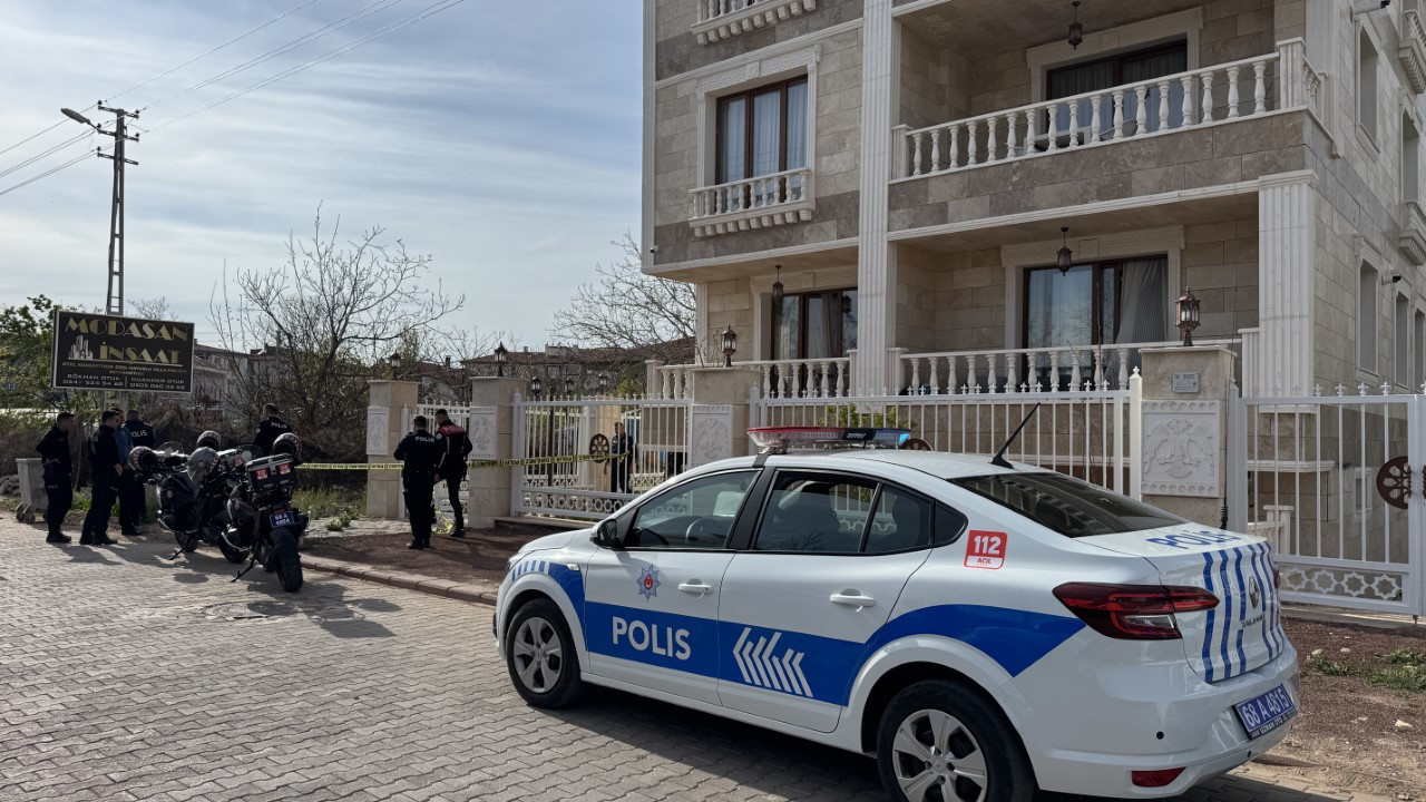 Çocukları odaya kitleyip dehşet saçtı: 2 ölü