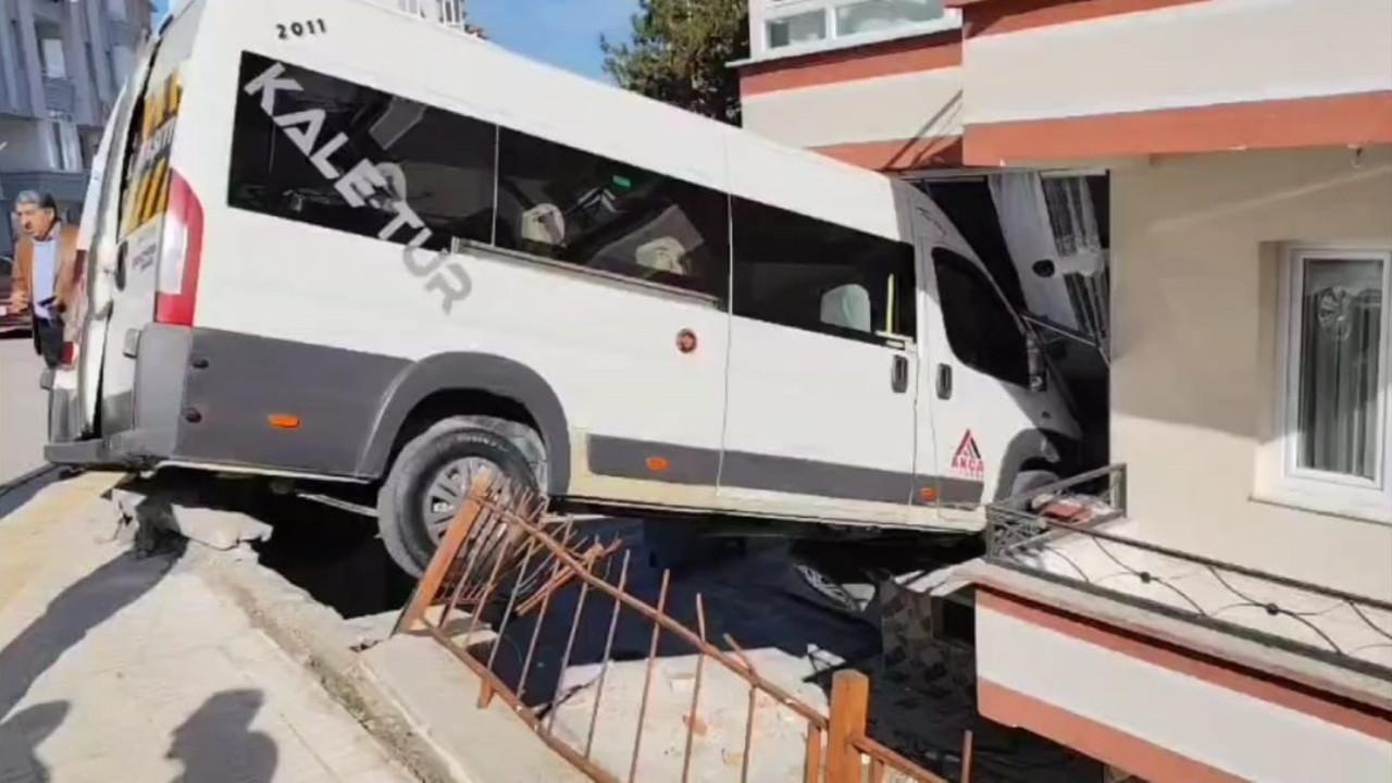 Okul servisi evin balkonuna girdi: 2 öğrenci yaralandı