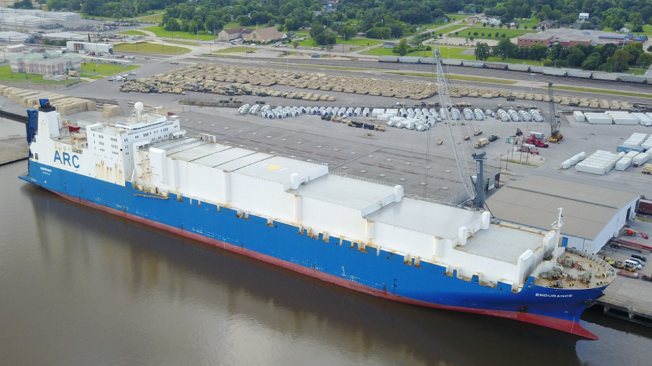 ABD askeri gemisi komşuya demir attı