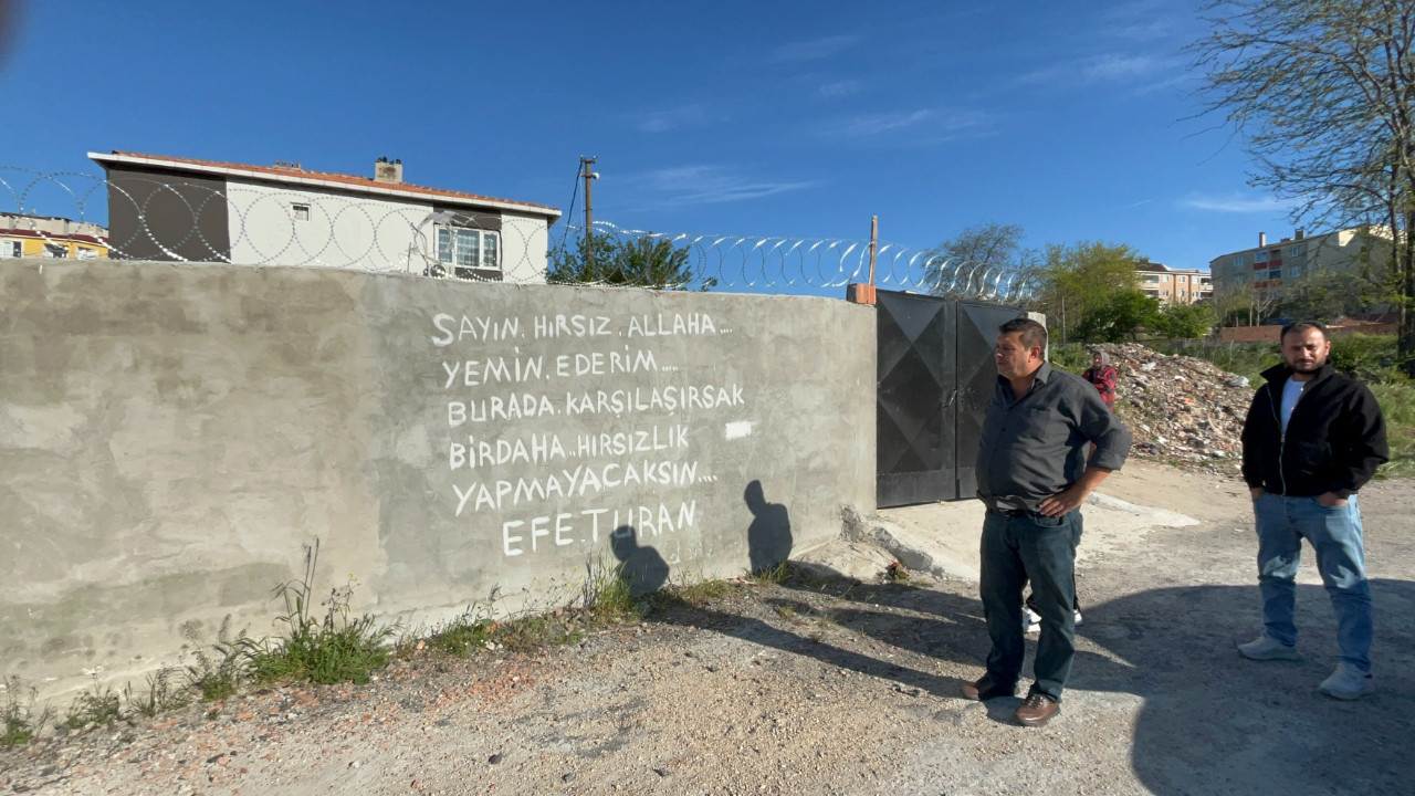 Bahçesine giren hırsıza duvar yazısıyla tepki gösterdi