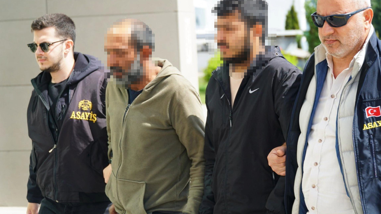 Komşusunu yardıma çağırdı, boğazından bıçaklayıp altınlarını çaldı