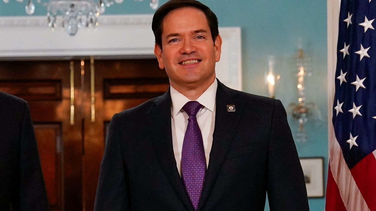 Bir gecede her şeye 'bakan' oldu