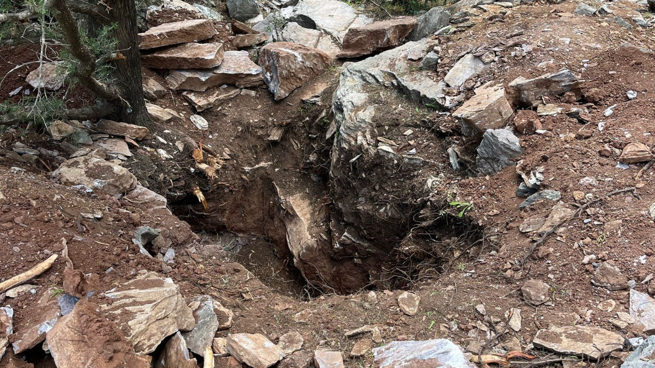 Eski vali ile emekli albay, kaçak kazıda yakalandı