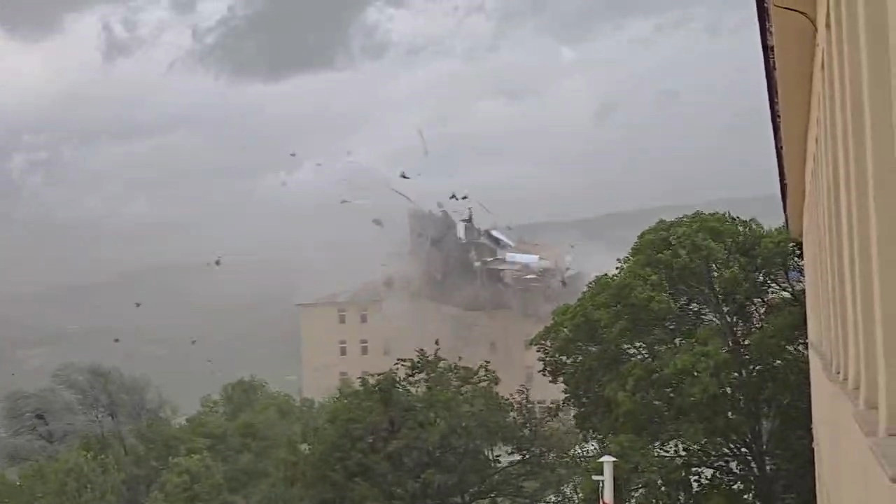 Tunceli'de fırtına çatı uçurdu