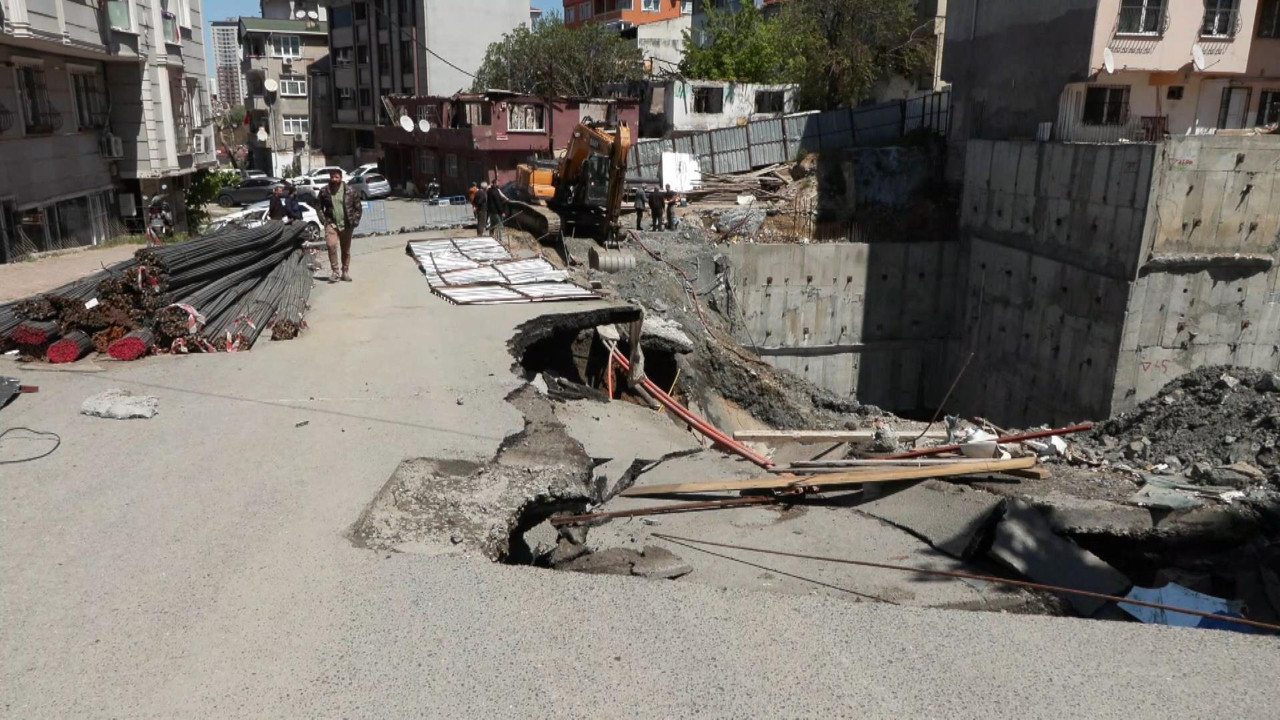 Gaziosmanpaşa'da yol çöktü, 2 bina tahliye edildi