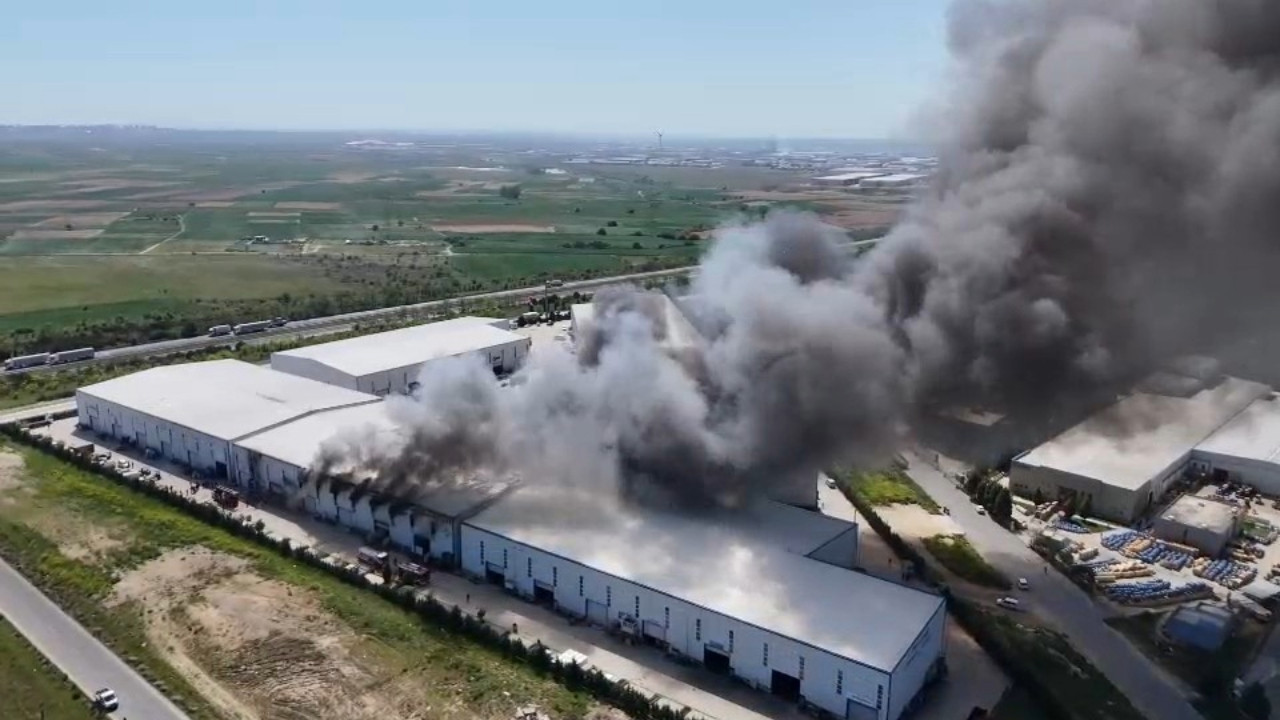 Patlama seslerinin duyulduğu yangın havadan görüntülendi
