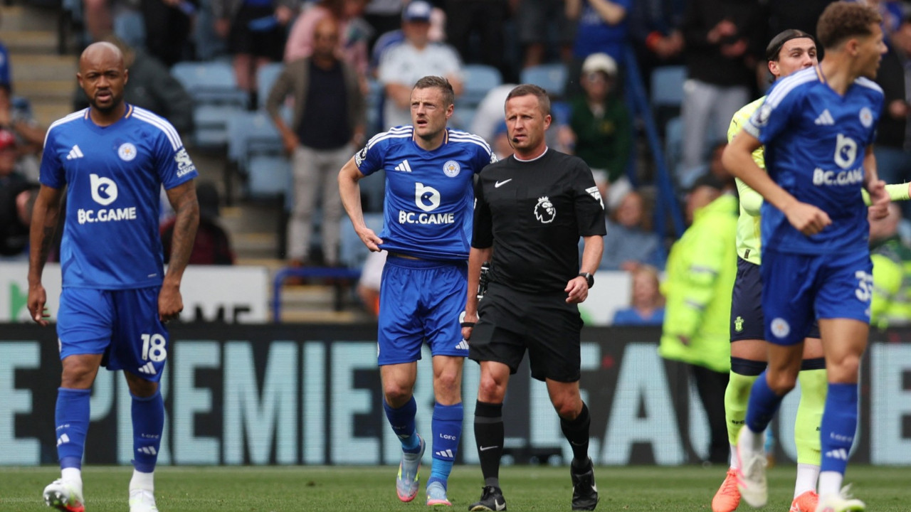 Premier Lig’de eşi benzeri görülmemiş olay: Vardy hakem oldu, oyunu durdurdu