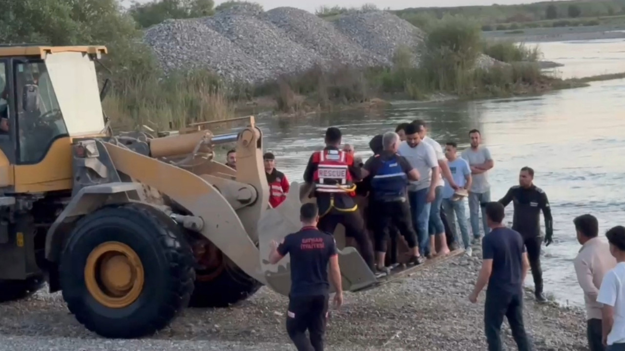 Batman çayında mahsur kalanlar kepçeyle kurtarıldı