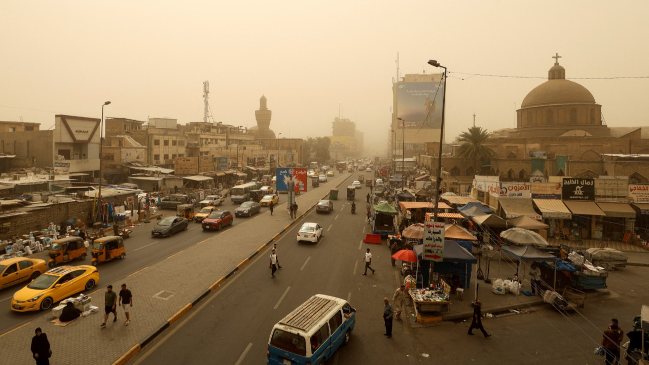 Kum fırtınası başkenti karıştırdı: Göz gözü görmüyor