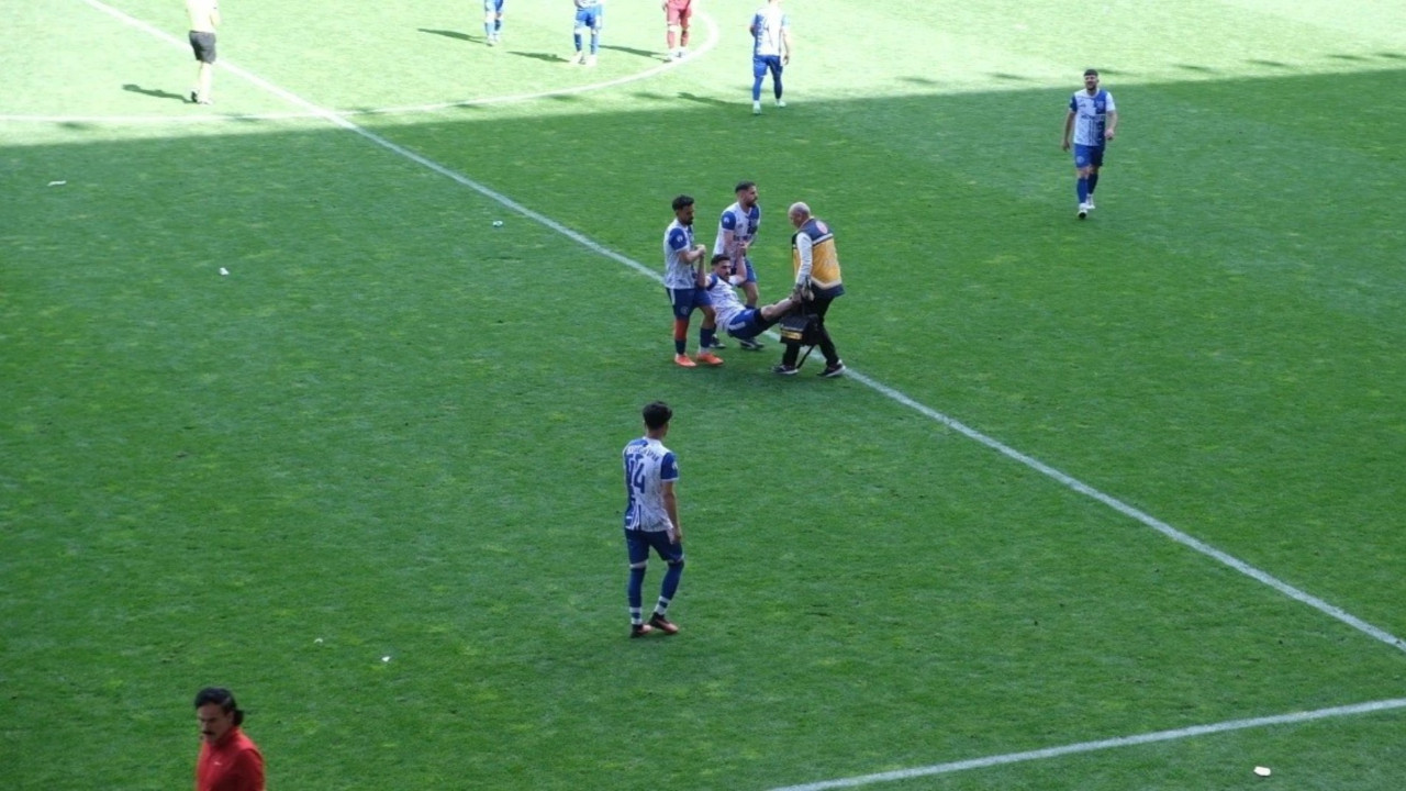 Sakatlanan futbolcu sedye olmayınca böyle taşındı