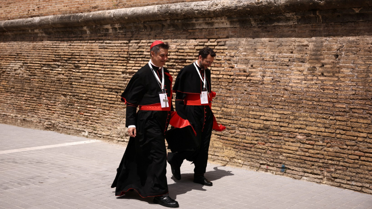 Kritik oylama öncesinde kardinallerden barış çağrısı