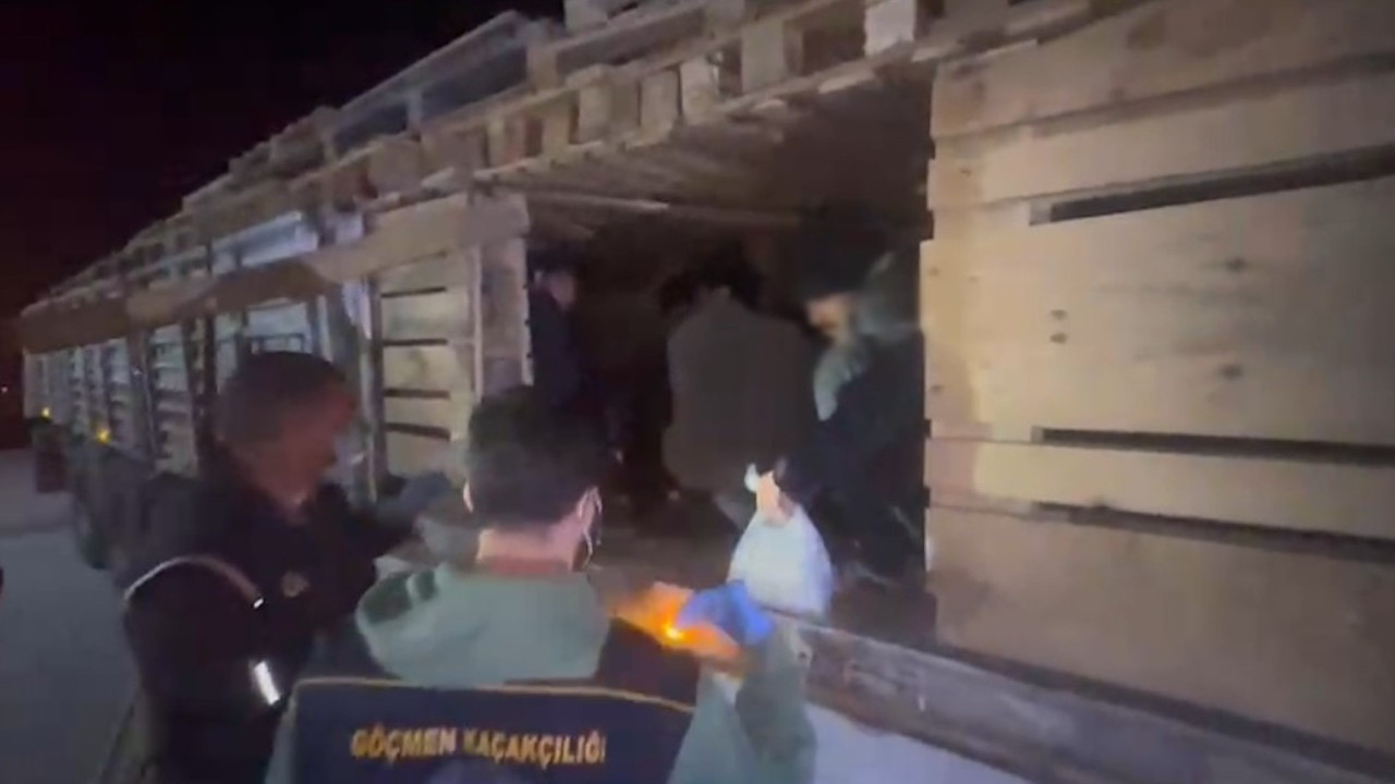 TIR'daki gizli bölmeden onlarca göçmen çıktı