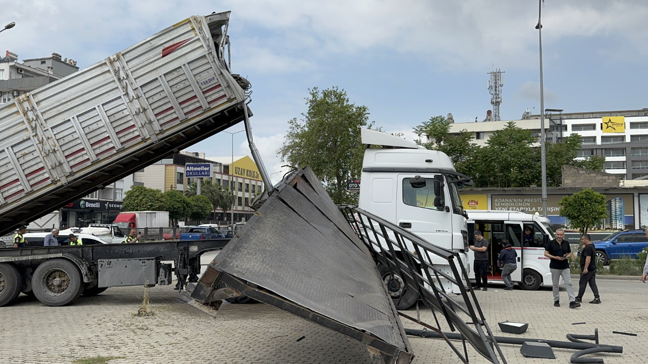 TIR'ın damperi üst geçide çarptı: Geçit yıkıldı, trafik durdu