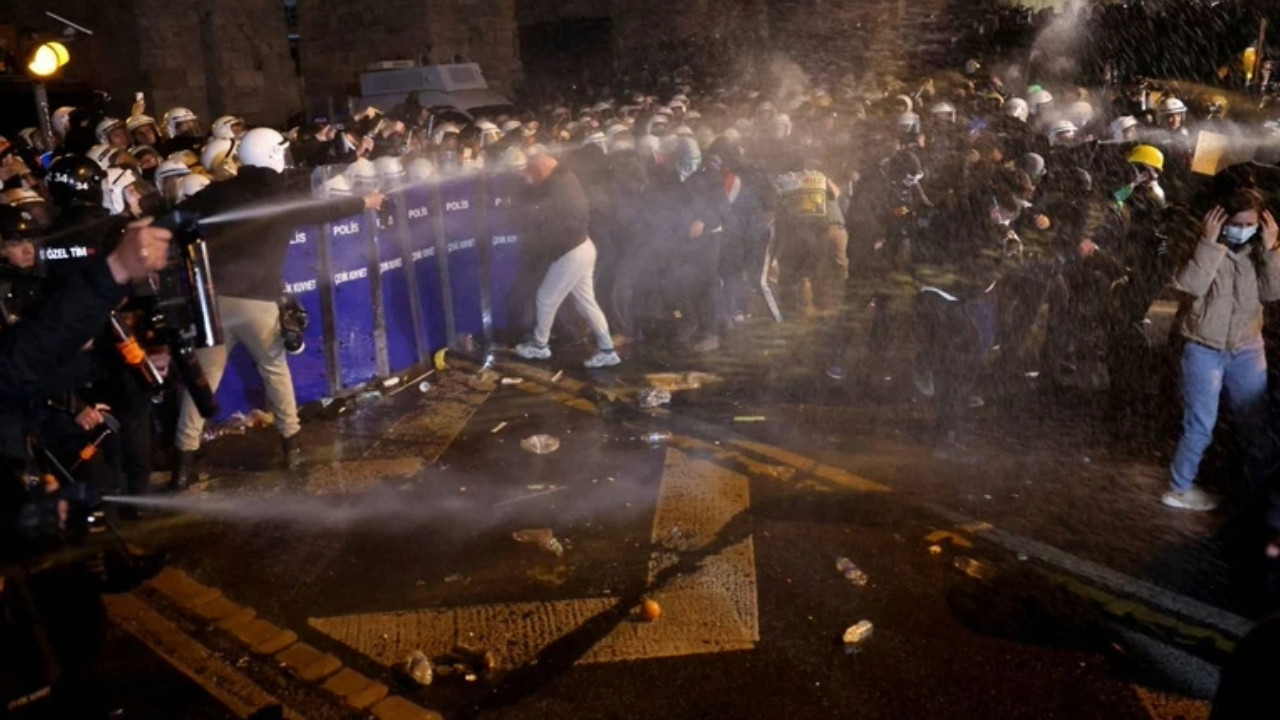 Cumhurbaşkanı aleyhine slogan atanların yanında bulunmak da suç sayıldı