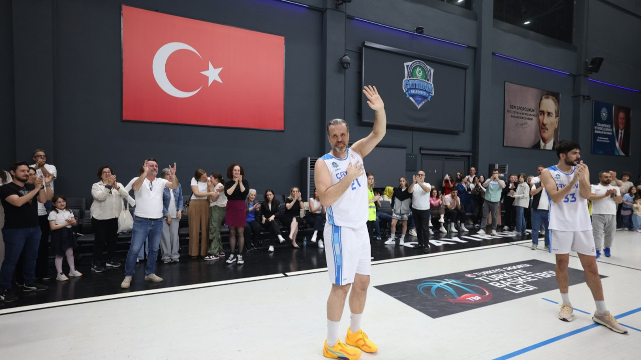Fenerbahçe'nin eski yıldızı Oğuz Savaş basketbolu bıraktı