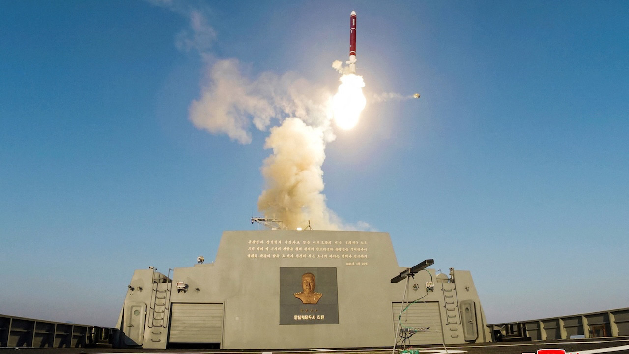 Bir bölgede daha tansiyon yükseldi: Balistik füze fırlattılar