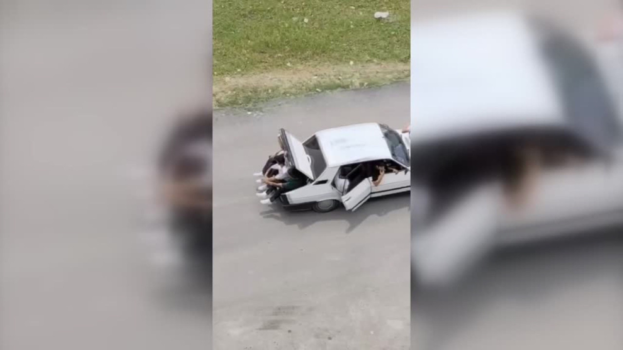 14 kişi birden aynı otomobille seyahat etti