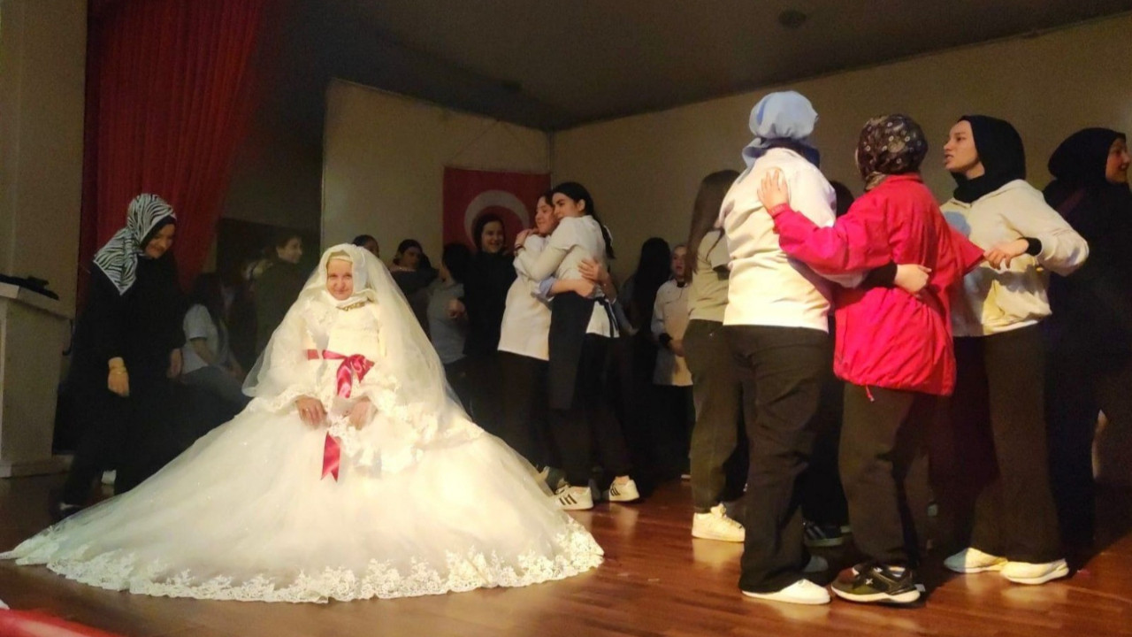 Gelinlik giyme hayali 65 yaşında gerçek oldu