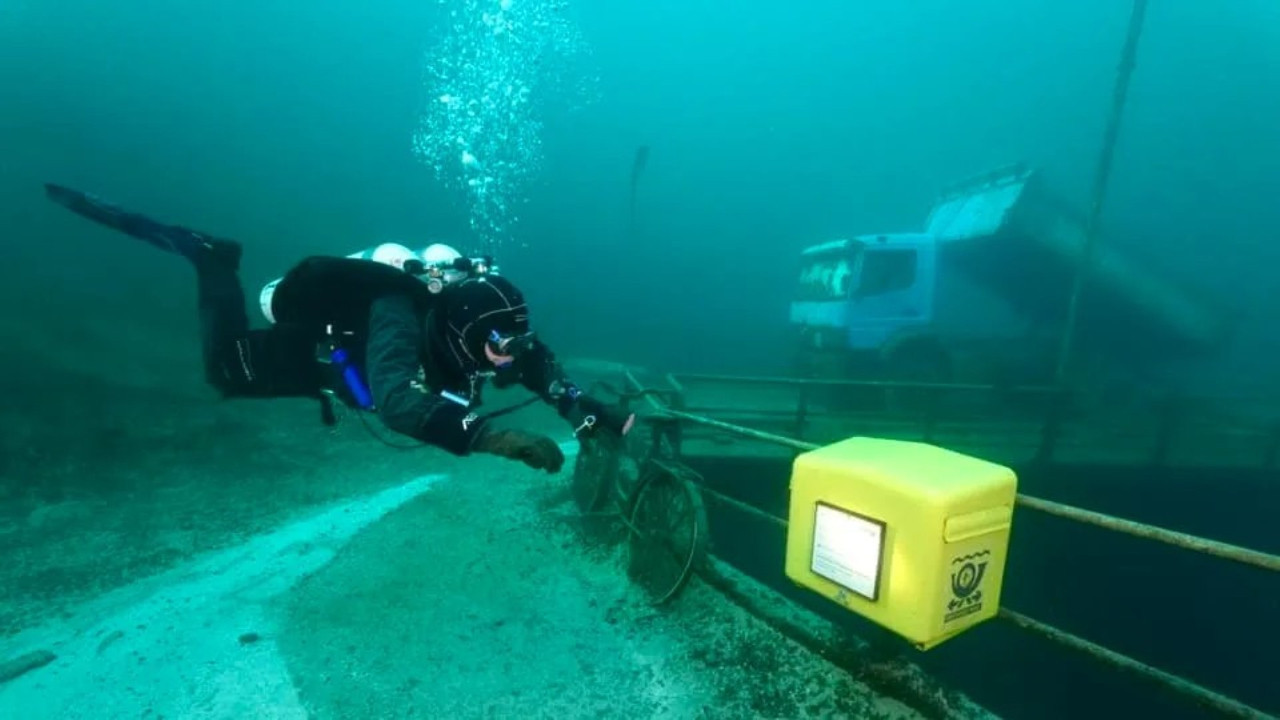 Su altında bir ilk: 19 metrede posta kutusu