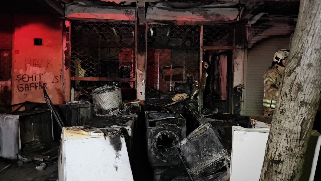 Yangın kısa sürede büyüdü: Üç katlı bina neredeyse yok oluyordu
