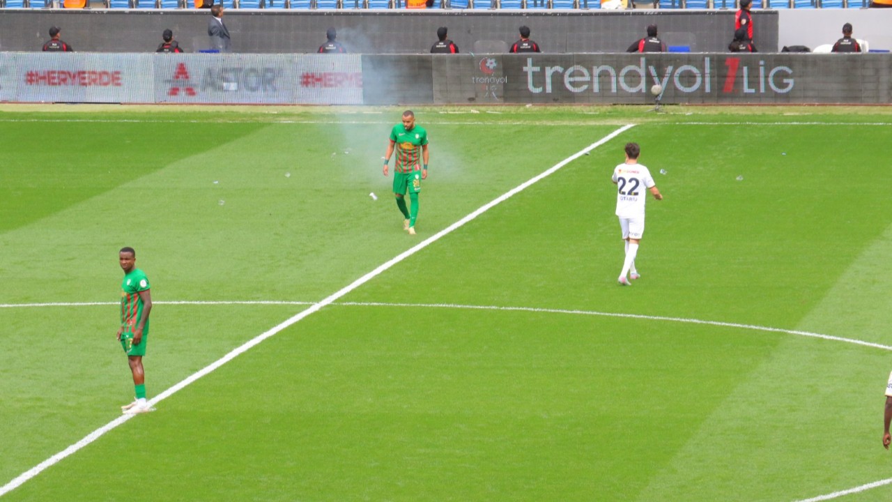 Ankaragücü-Amedspor maçı olaylı başladı: Tribünlerden sahaya madde yağmuru