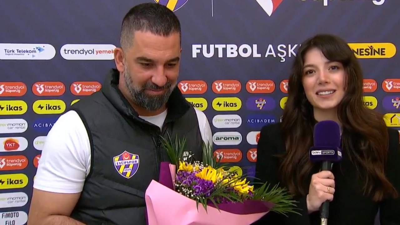 Arda Turan, beIN Sports muhabirine çiçek verdi
