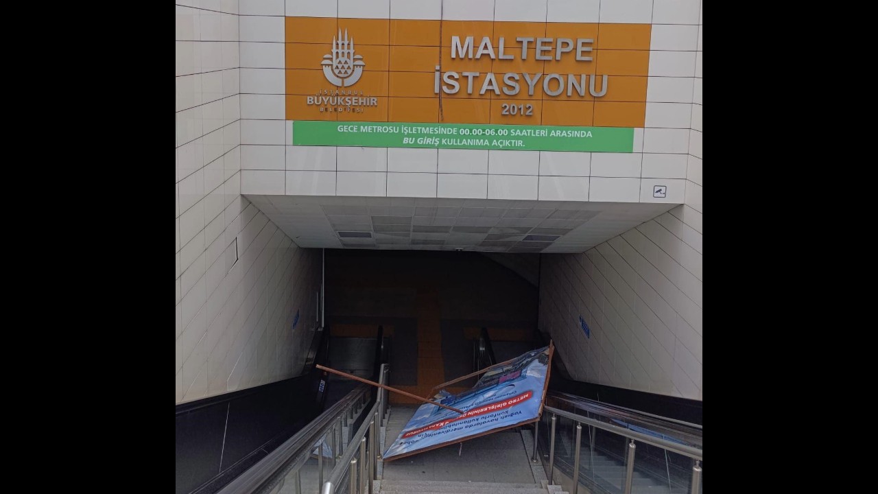 Metro istasyonunda üzerine reklam panosu düştü