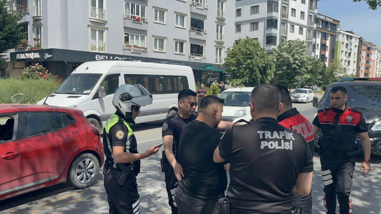 Yaya geçidinde kendisini uyaran yayayı öldüresiye dövdü