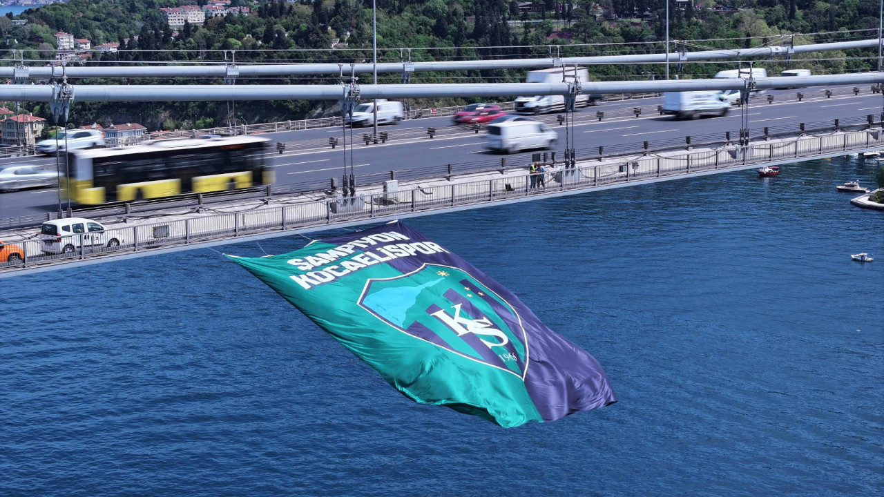 Şampiyon Kocaelispor'un bayrağı İstanbul Boğazı'nda