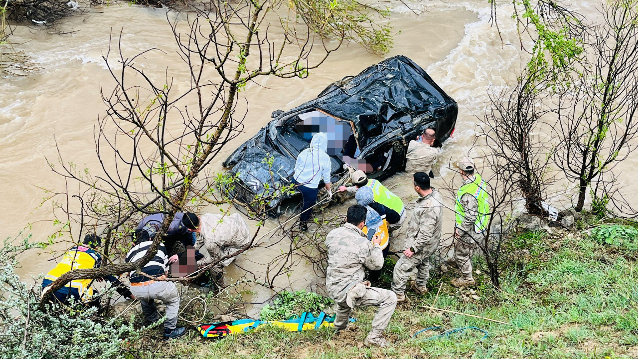 Dereye uçan araçta can pazarı: 1 çocuk öldü, 4 kişi yaralandı