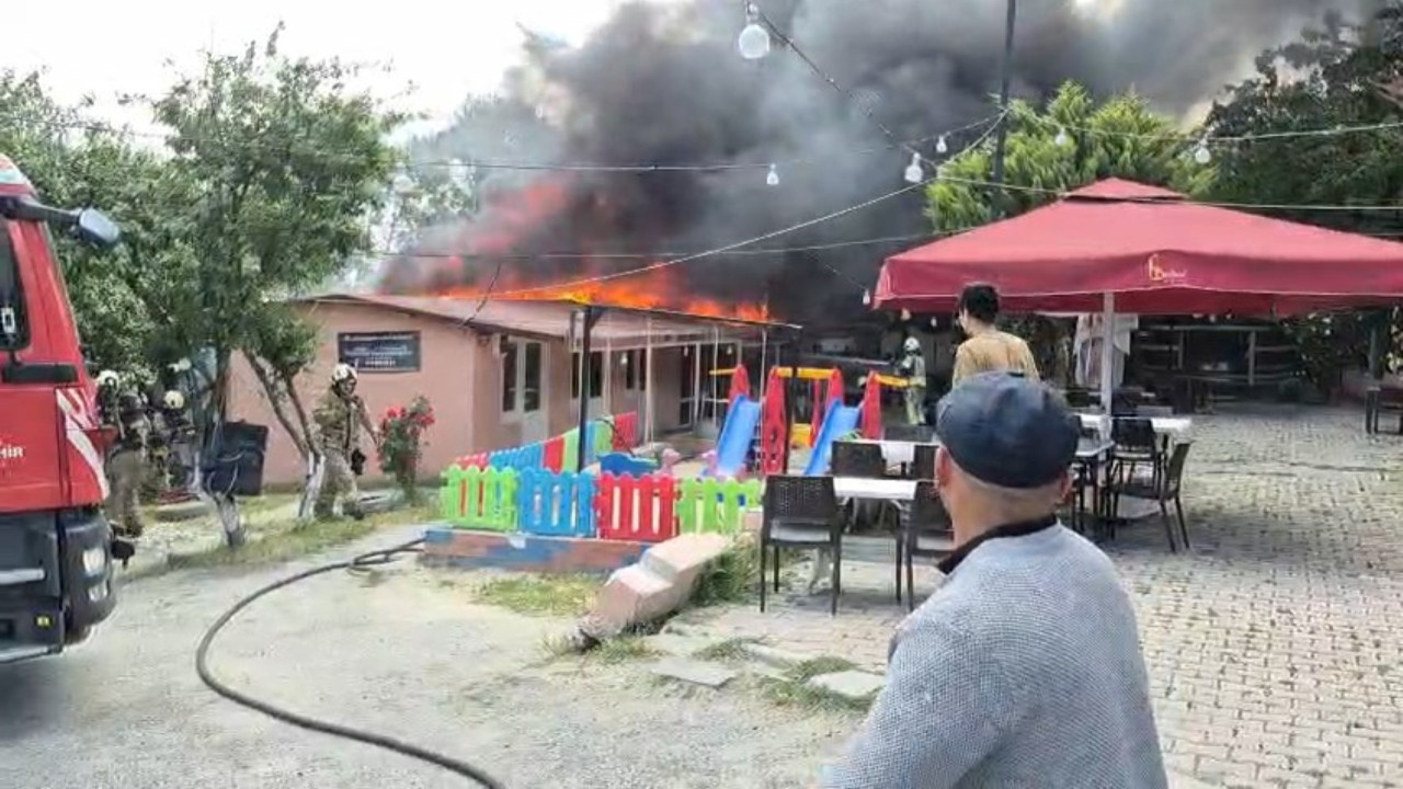 Restoranın çatısı alev aldı: Çalışanlar hortumla müdahale etmeye çalıştı