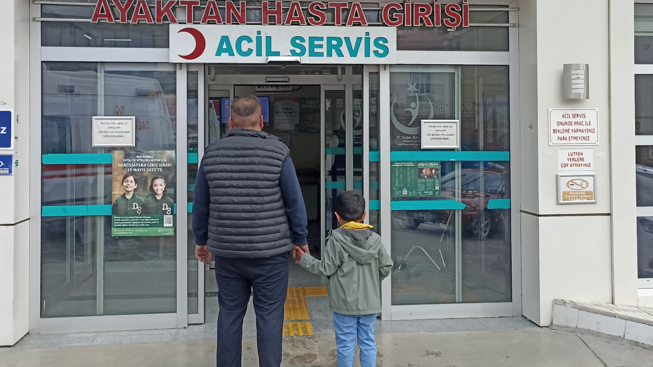 Başıboş köpeklerin saldırısına uğrayan çocuk yaralandı